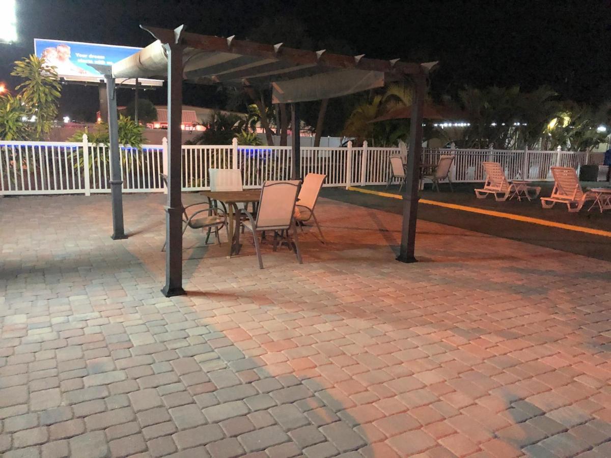 Sunshine Inn & Suites Venice, Florida Venice Gardens Extérieur photo