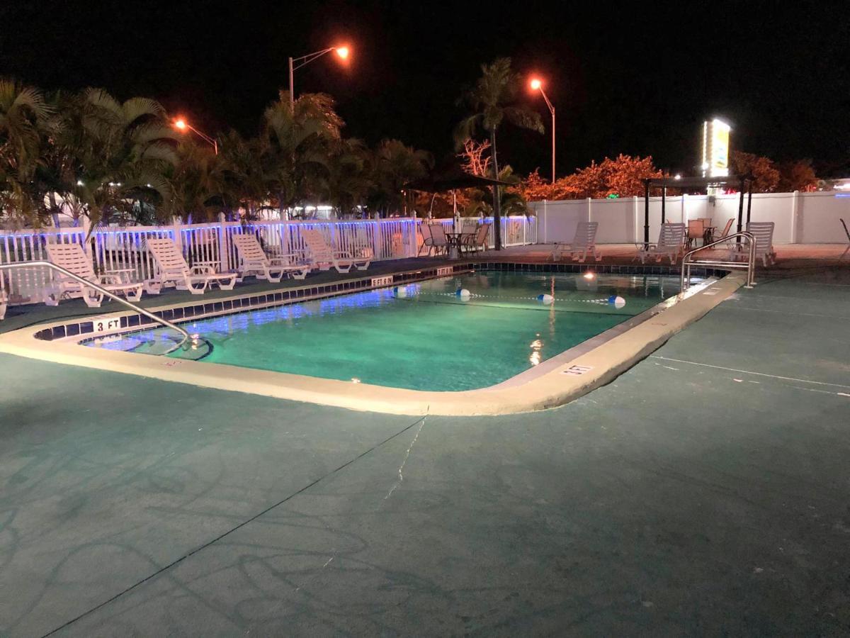 Sunshine Inn & Suites Venice, Florida Venice Gardens Extérieur photo